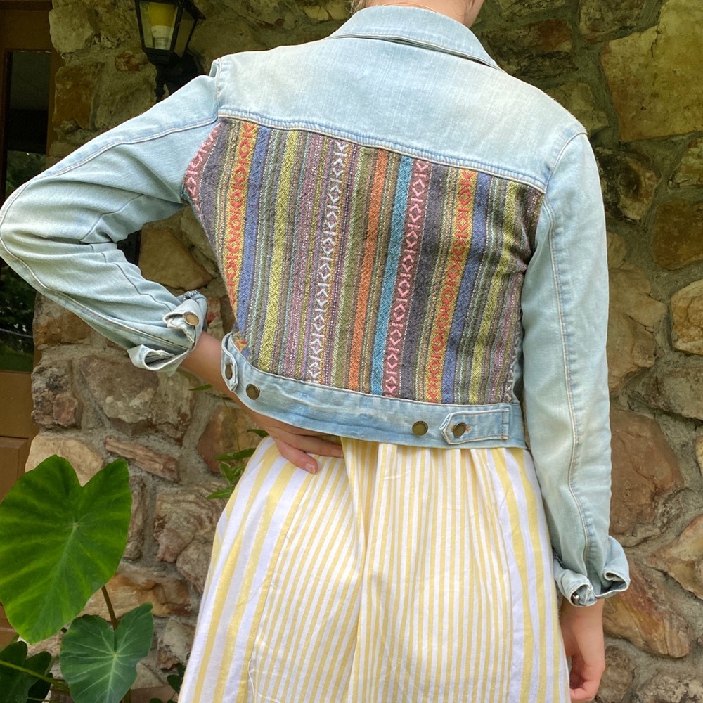 Cropped denim jacket with embroidery detail.